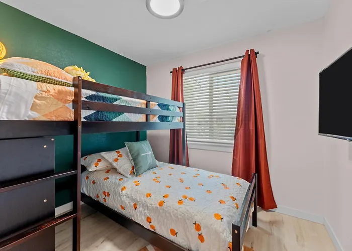 Holiday home Stunning Luxurious 4br Haven Perfect For Families
