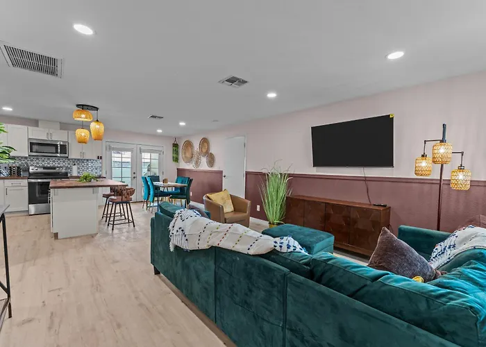 Stunning Luxurious 4br Haven Perfect For Families Holiday home Phoenix